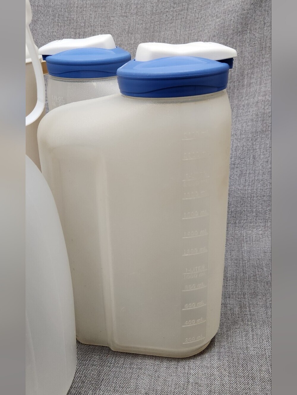 Rubbermaid Pitchers & Liquid Storage Jugs. Easy-grip Handles and Snap Lid Set - Picture 2 of 5